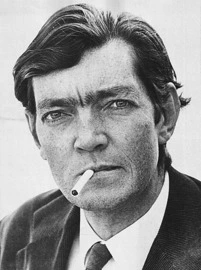 foto de Julio Cortázar en blanco y negro con un cigarro en los labios